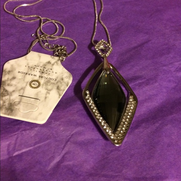 Rhombus Shaped Statement Necklace - Picture 4 of 9